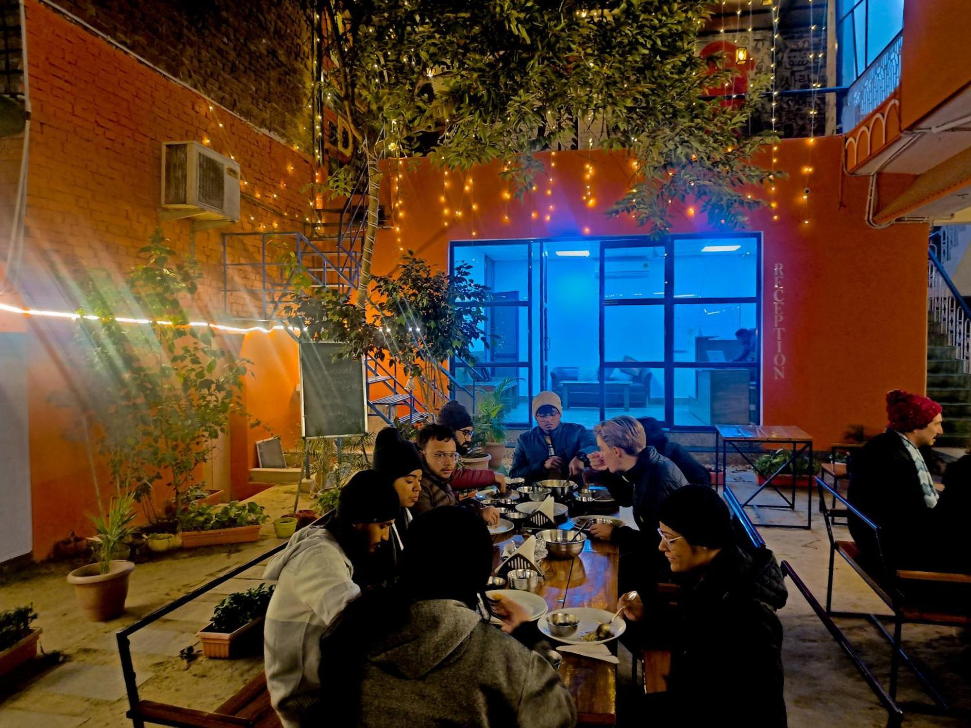 Live Free Hostel Варанаси Экстерьер фото